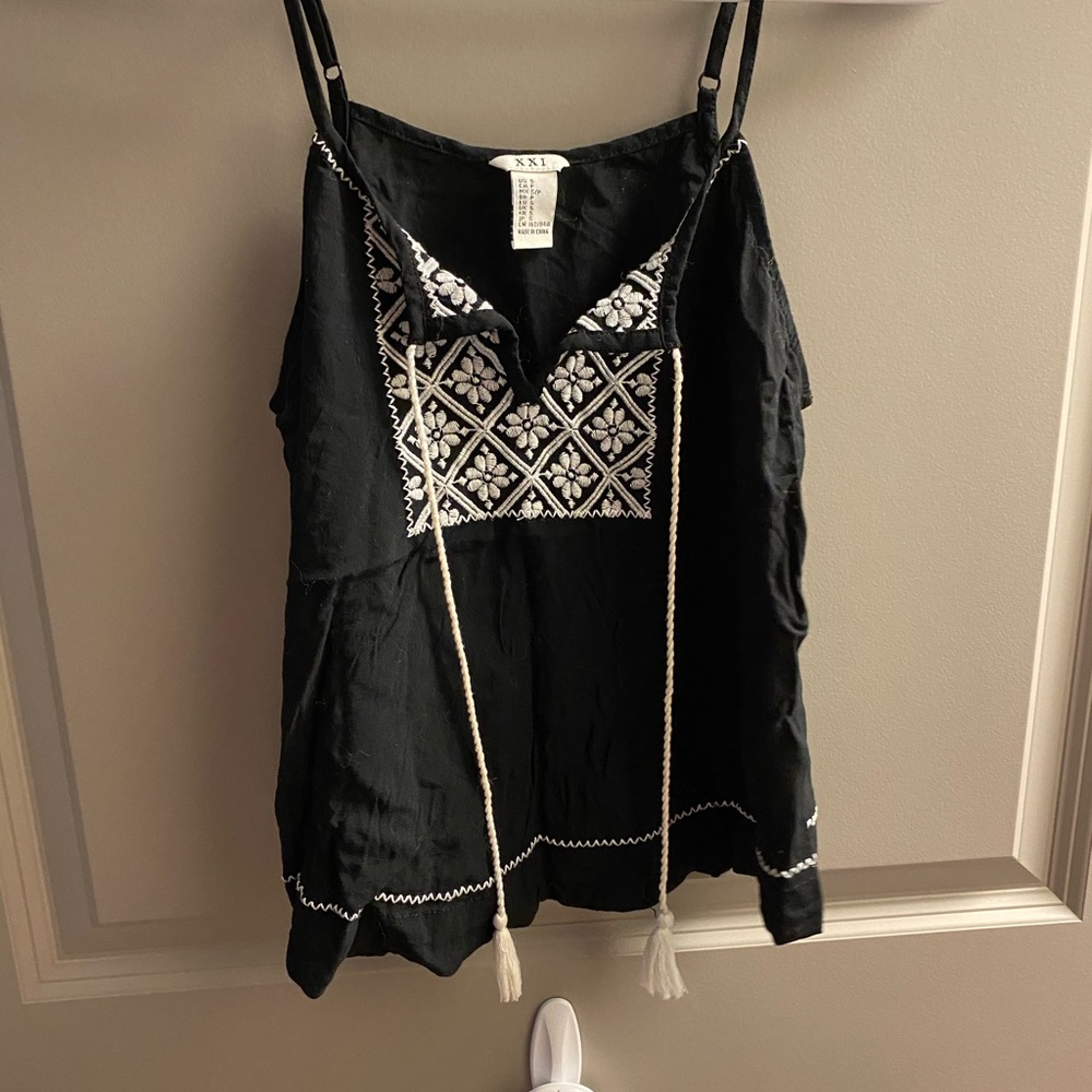 Forever 21 cute tank top with tie
